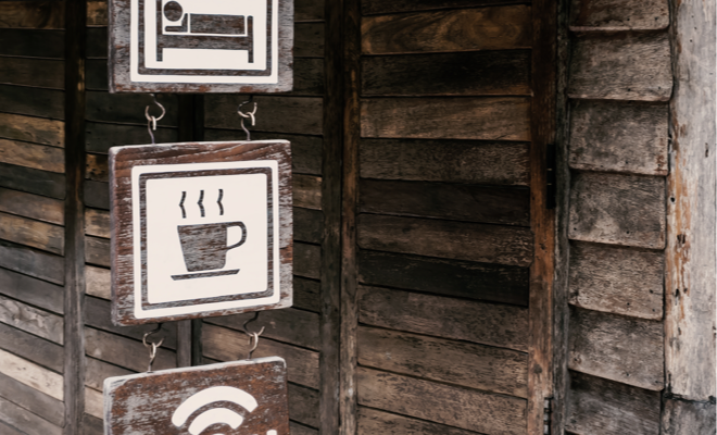 En familia de acogida, habitaciÃ³n con acceso a la cocina y al cuarto de baÃ±o